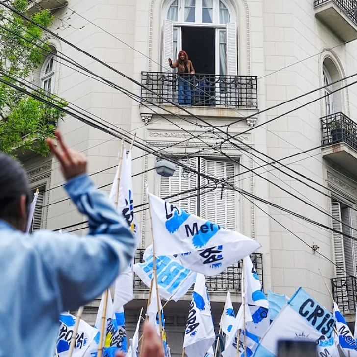 Cristina Kirchner salió al balcón y saludó a la militancia por el Día de la Lealtad Cristina Kirchner salió al balcón y saludó a la militancia por el Día de la Lealtad