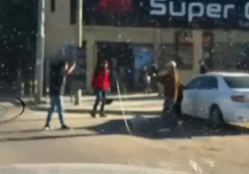 El dueño de un supermercado chino de Comodoro Rivadavia disparó al aire durante disturbios y entregó el arma El dueño de un supermercado chino de Comodoro Rivadavia disparó al aire durante disturbios y entregó el arma