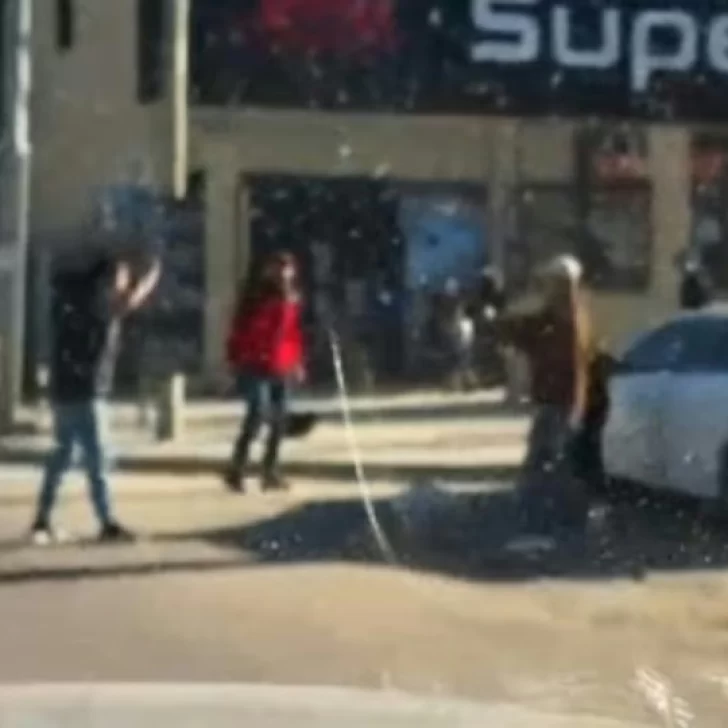 El dueño de un supermercado chino de Comodoro Rivadavia disparó al aire durante disturbios y entregó el arma El dueño de un supermercado chino de Comodoro Rivadavia disparó al aire durante disturbios y entregó el arma