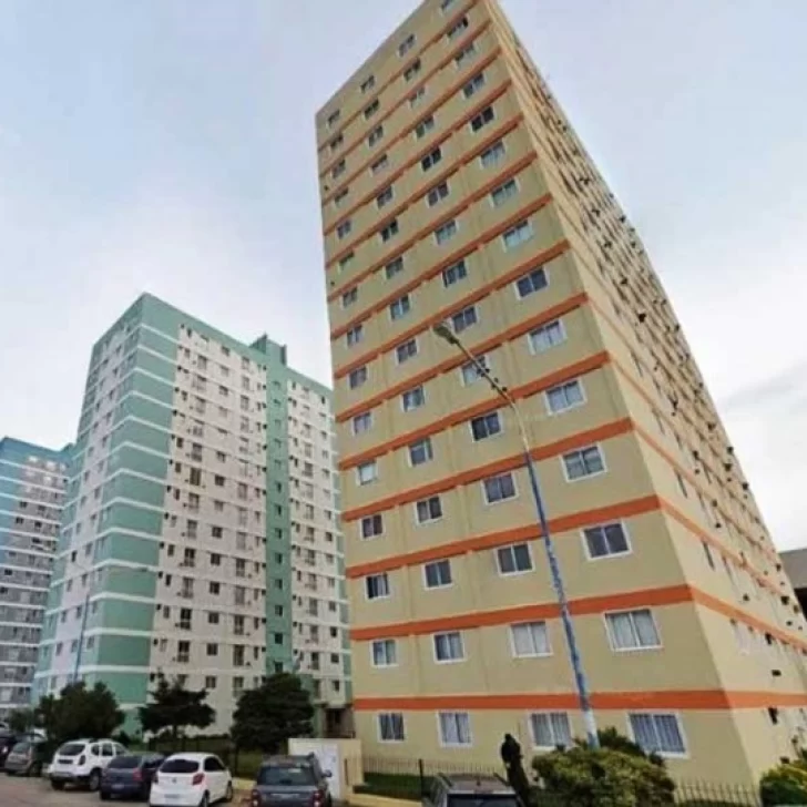 Encontraron sin vida en su casa a la madre del niño que cayó de un edificio en Comodoro Rivadavia Encontraron sin vida en su casa a la madre del niño que cayó de un edificio en Comodoro Rivadavia