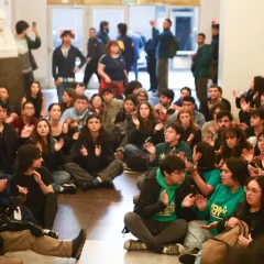 Estudiantes ingresaron al Palacio Pizzurno para reclamar por la Ley de Financiamiento Universitario