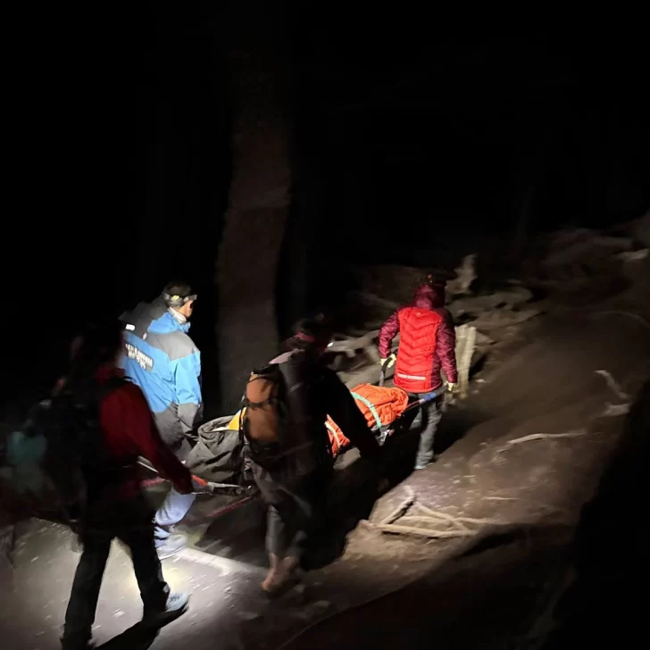 Se descompensó durante el descenso del Fitz Roy y tuvieron que rescatarla en camilla Se descompensó durante el descenso del Fitz Roy y tuvieron que rescatarla en camilla
