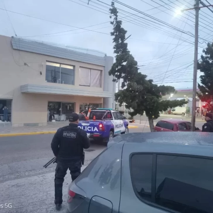 Crimen de “El Tuerto” Quiroga en Pico Truncado: atraparon al cuarto implicado caminando con un arma de fuego Crimen de “El Tuerto” Quiroga en Pico Truncado: atraparon al cuarto implicado caminando con un arma de fuego