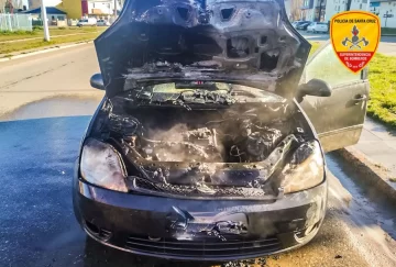 Bomberos sofocaron un incendio en un auto en Río Gallegos Bomberos sofocaron un incendio en un auto en Río Gallegos