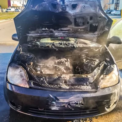 Bomberos sofocaron un incendio en un auto en Río Gallegos