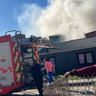 Se incendió una casa en el barrio Belgrano y trasladaron a una persona al hospital