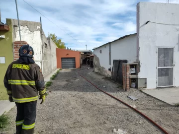 Tragedia en Las Heras: una joven de 22 años murió en un incendio y un hombre permanece internado en terapia intensiva Tragedia en Las Heras: una joven de 22 años murió en un incendio y un hombre permanece internado en terapia intensiva