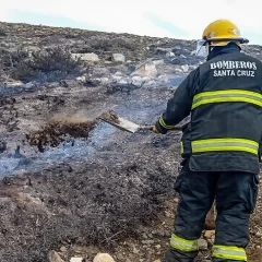 Sofocaron un incendio de pasturas cerca de Tres Lagos y evitaron un desastre en la estepa