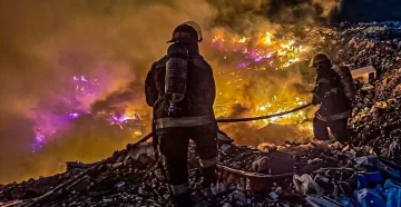 Bomberos y el municipio sofocaron un incendio de residuos en el Vaciadero Municipal de Puerto Deseado Bomberos y el municipio sofocaron un incendio de residuos en el Vaciadero Municipal de Puerto Deseado