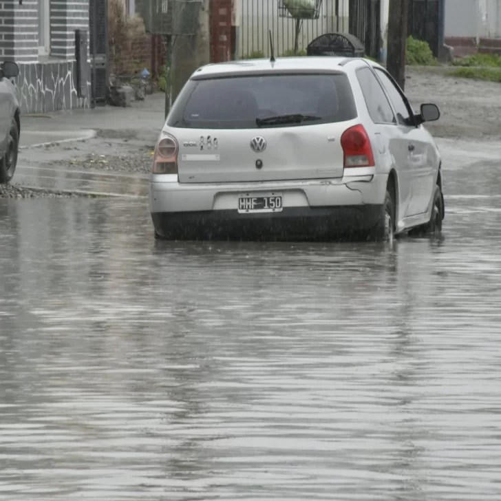 Río Gallegos bajo el agua: calles anegadas y complicaciones por las intensas lluvias Río Gallegos bajo el agua: calles anegadas y complicaciones por las intensas lluvias