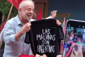 Lula exhibió una remera con la consigna “Las Malvinas son argentinas” durante el cierre de su campaña en Brasil Lula exhibió una remera con la consigna “Las Malvinas son argentinas” durante el cierre de su campaña en Brasil