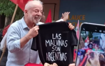 Lula exhibió una remera con la consigna “Las Malvinas son argentinas” durante el cierre de su campaña en Brasil Lula exhibió una remera con la consigna “Las Malvinas son argentinas” durante el cierre de su campaña en Brasil