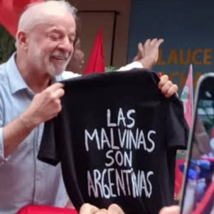 Lula exhibió una remera con la consigna “Las Malvinas son argentinas” durante el cierre de su campaña en Brasil Lula exhibió una remera con la consigna “Las Malvinas son argentinas” durante el cierre de su campaña en Brasil