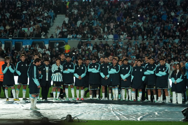 Los jugadores de la Selección escucharon con emoción las palabras del 10 en el centro del campo.
