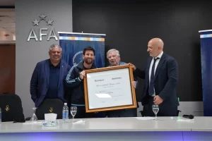 Messi fue distinguido como Doctor Honoris Causa por la UBA antes de su despedida Messi fue distinguido como Doctor Honoris Causa por la UBA antes de su despedida