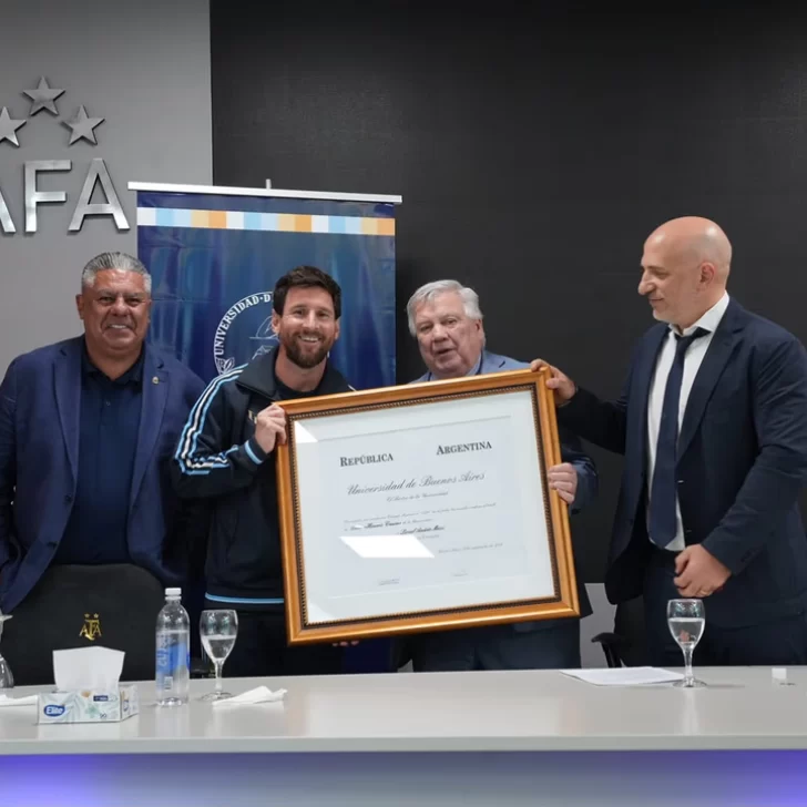 Messi fue distinguido como Doctor Honoris Causa por la UBA antes de su despedida Messi fue distinguido como Doctor Honoris Causa por la UBA antes de su despedida