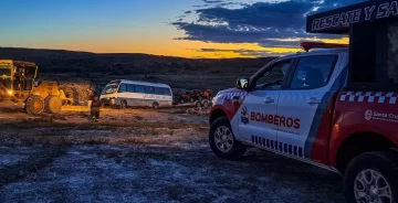 Rescataron a cuatro turistas que habían quedado varados en un motorhome en Puerto Deseado Rescataron a cuatro turistas que habían quedado varados en un motorhome en Puerto Deseado