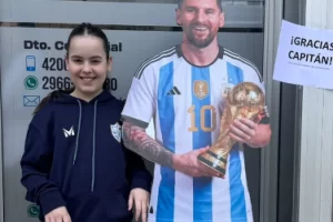 Messi “anda suelto” en Río Gallegos: una figura de tamaño real espera a los hinchas frente a Radio LU12 Messi “anda suelto” en Río Gallegos: una figura de tamaño real espera a los hinchas frente a Radio LU12