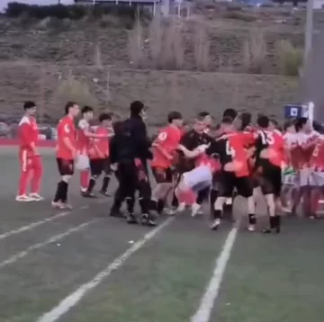 Otra vez, violencia en la Liga Sur: jugadores de Newell’s Old Boys y Deportivo Esperanza se agarraron a piñas en El Calafate Otra vez, violencia en la Liga Sur: jugadores de Newell’s Old Boys y Deportivo Esperanza se agarraron a piñas en El Calafate