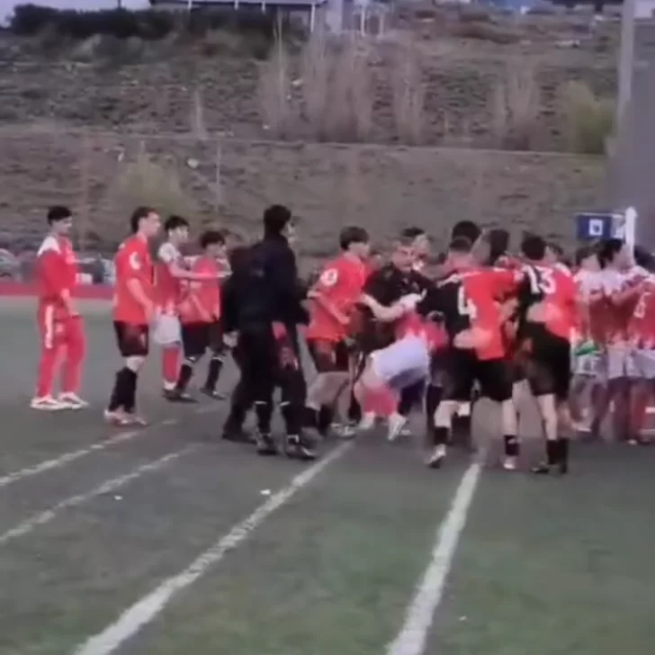 Otra vez, violencia en la Liga Sur: jugadores de Newell’s Old Boys y Deportivo Esperanza se agarraron a piñas en El Calafate Otra vez, violencia en la Liga Sur: jugadores de Newell’s Old Boys y Deportivo Esperanza se agarraron a piñas en El Calafate