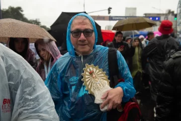 Fotos: miles de fieles avanzan hacia Luján bajo la lluvia Fotos: miles de fieles avanzan hacia Luján bajo la lluvia