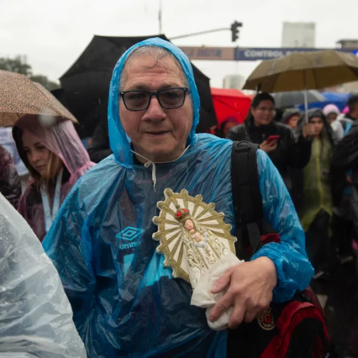 Fotos: miles de fieles avanzan hacia Luján bajo la lluvia Fotos: miles de fieles avanzan hacia Luján bajo la lluvia