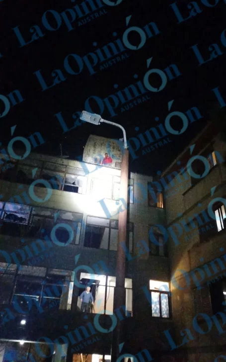 Rompió la perimetral, escapó a los techos de un edificio y amenazó con tirarse