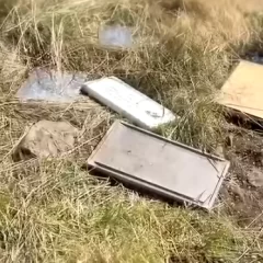 Malvinas: la TV chilena registró placas conmemorativas a soldados argentinos rotas y tiradas fuera del Cementerio de Darwin