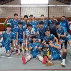 La Araucanía comenzó con doble triunfo para el vóley masculino de Santa Cruz
