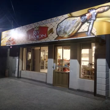 Ingresaron con un machete a un comercio, amenazaron al dueño y robaron $100 mil de la caja registradora Ingresaron con un machete a un comercio, amenazaron al dueño y robaron $100 mil de la caja registradora