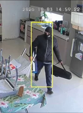 Un hombre ingresó a robar en una vivienda de Caleta Olivia y quedó captado por una cámara de seguridad Un hombre ingresó a robar en una vivienda de Caleta Olivia y quedó captado por una cámara de seguridad
