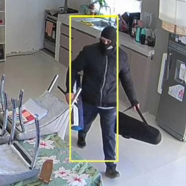 Un hombre ingresó a robar en una vivienda de Caleta Olivia y quedó captado por una cámara de seguridad Un hombre ingresó a robar en una vivienda de Caleta Olivia y quedó captado por una cámara de seguridad