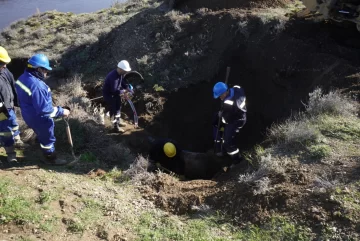 Se volvió a romper el acueducto de Río Gallegos: detectaron una fisura en la cañería principal Se volvió a romper el acueducto de Río Gallegos: detectaron una fisura en la cañería principal