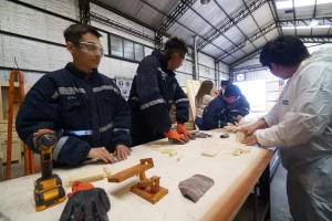 Madera, oficio y futuro: jóvenes de la Escuela Especial N° 14 se capacitaron en la carpintería de Santa Cruz Puede