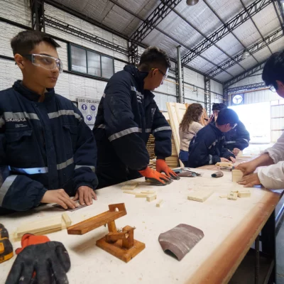 Madera, oficio y futuro: jóvenes de la Escuela Especial N° 14 se capacitaron en la carpintería de Santa Cruz Puede