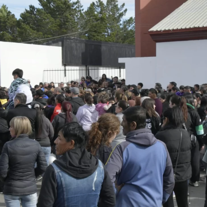 Río Gallegos despidió a los hermanitos José y “Leo” en una jornada de profundo dolor Río Gallegos despidió a los hermanitos José y “Leo” en una jornada de profundo dolor