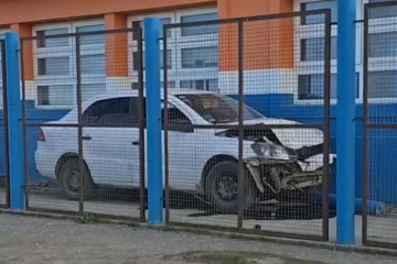 Río Grande: una adolescente chocó el auto de sus padres contra el cerco de una escuela Río Grande: una adolescente chocó el auto de sus padres contra el cerco de una escuela