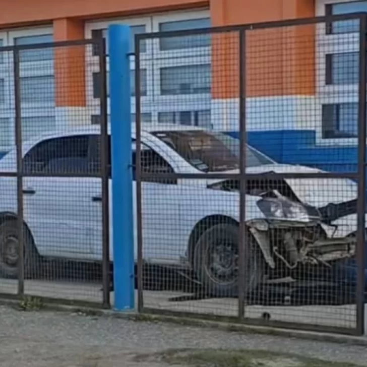 Río Grande: una adolescente chocó el auto de sus padres contra el cerco de una escuela Río Grande: una adolescente chocó el auto de sus padres contra el cerco de una escuela
