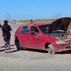 Un auto voló por el aire tras chocar con un montículo de tierra en Río Gallegos y una joven quedó hospitalizada