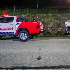 Un hombre fue hospitalizado tras un vuelco en cercanías de 28 de Noviembre